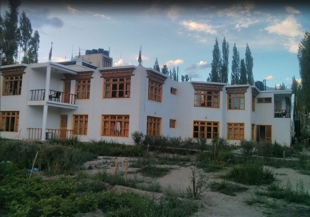 Hotel Holiday Ladakh Лех Екстериор снимка