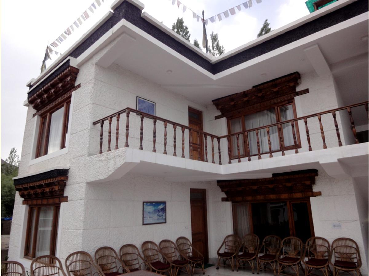 Hotel Holiday Ladakh Лех Екстериор снимка